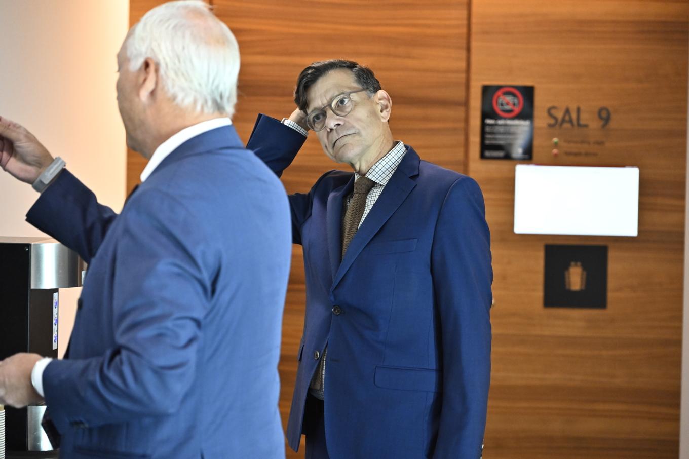 Den förre nationelle säkerhetsrådgivaren Henrik Landerholm står åtalad för vårdslöshet med hemlig uppgift. Här med sin advokat Johan Eriksson. Foto: Anders Wiklund/TT