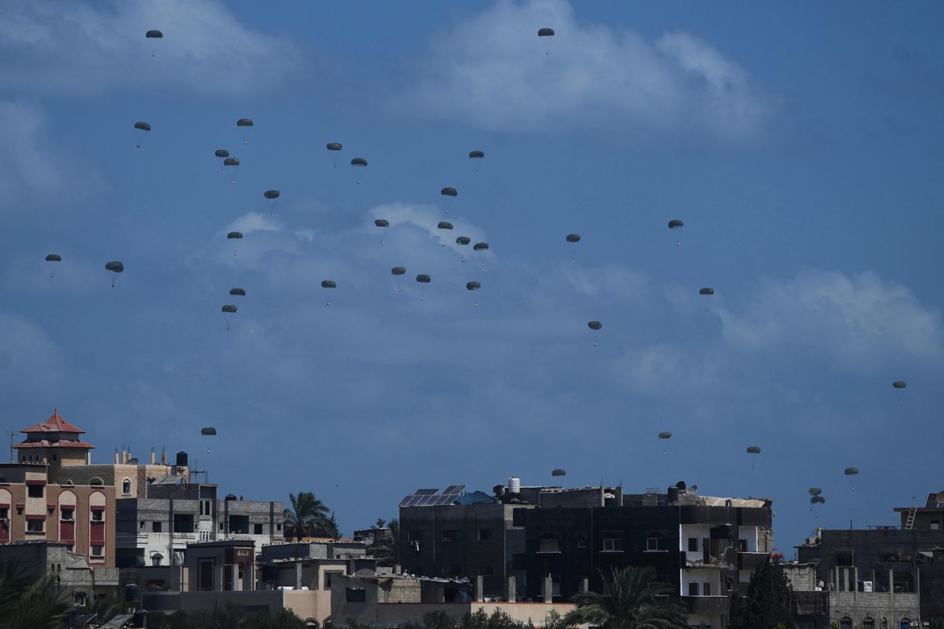 Lastpallar med nödhjälp släpptes över Gaza via flygplan på söndagen. Foto: Abdel Kareem Hana/AP/TT