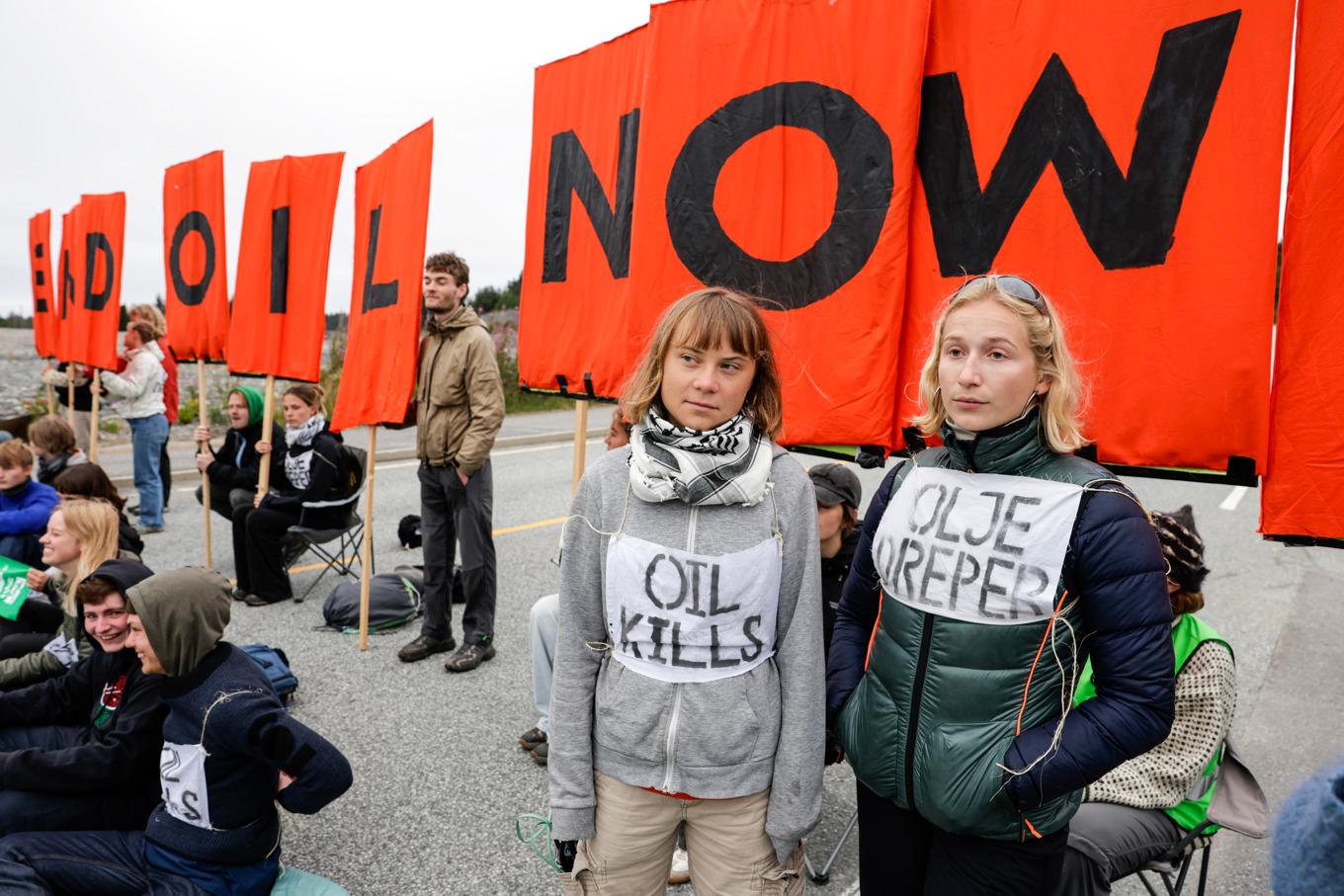 Svenska Greta Thunberg och rörelsen Extinction Rebellion vid Norges största raffinaderi Equinor Mongstad, knappt sju mil norr om Bergen. Foto: Paul S. Amundsen