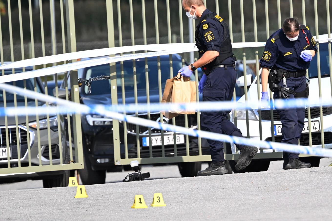 Polis på plats utanför Örebro moské i stadsdelen Vivalla efter en skottlossning i samband med fredagsbönen. Foto: Fredrik Sandberg/TT