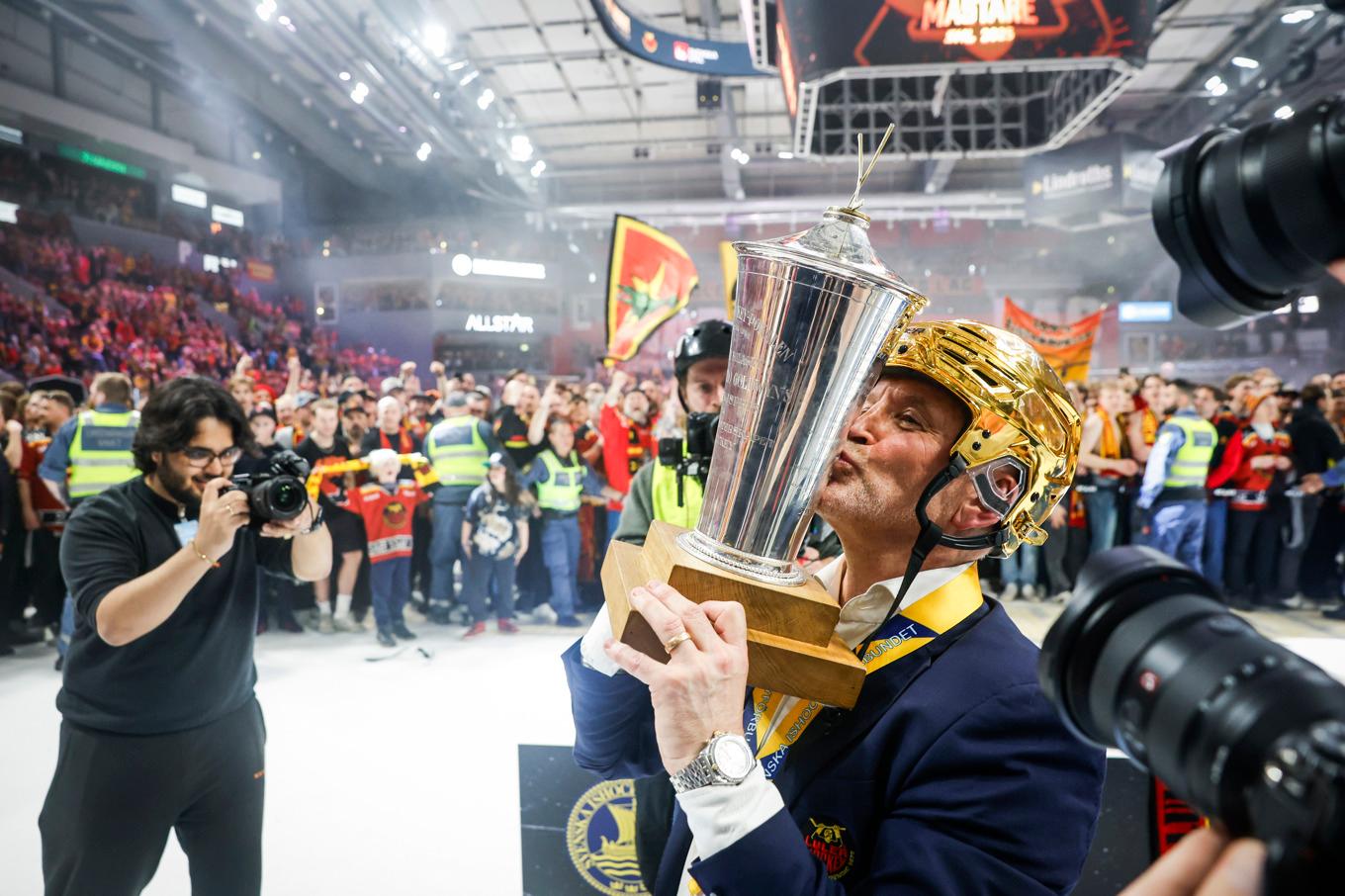 Luleås tränare Thomas "Bulan" Berglund i guldhjälm med SM-bucklan efter finalsegern mot Brynäs i våras. Foto: Pär Bäckström/TT