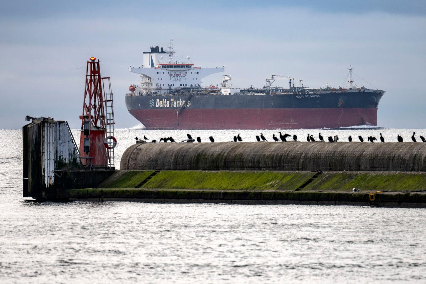 Antalet fartyg inom den svenska handelsflottan växer – men rekryteringen av sjöbefäl har svårt att hänga med. På bilden råoljetankern Delta Atlantica. Foto: Johan Nilsson / TT