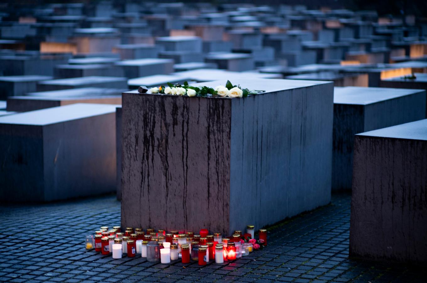 Tända ljus vid förintelsens minnesmonument i Berlin tidigare i år. Arkivbild. Foto: Markus Schreiber/AP/TT
