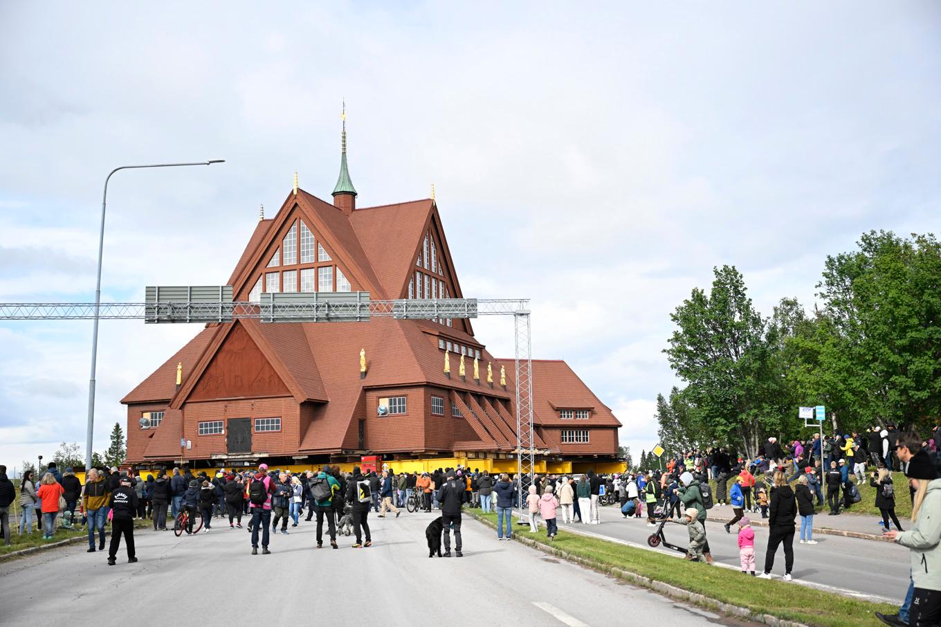 Kiruna kyrka på väg från gamla centrum i staden mot sin nya plats under tisdagen. Ekipaget väntas anlända till slutdestinationen på onsdagseftermiddagen. Foto: Fredrik Sandberg/TT