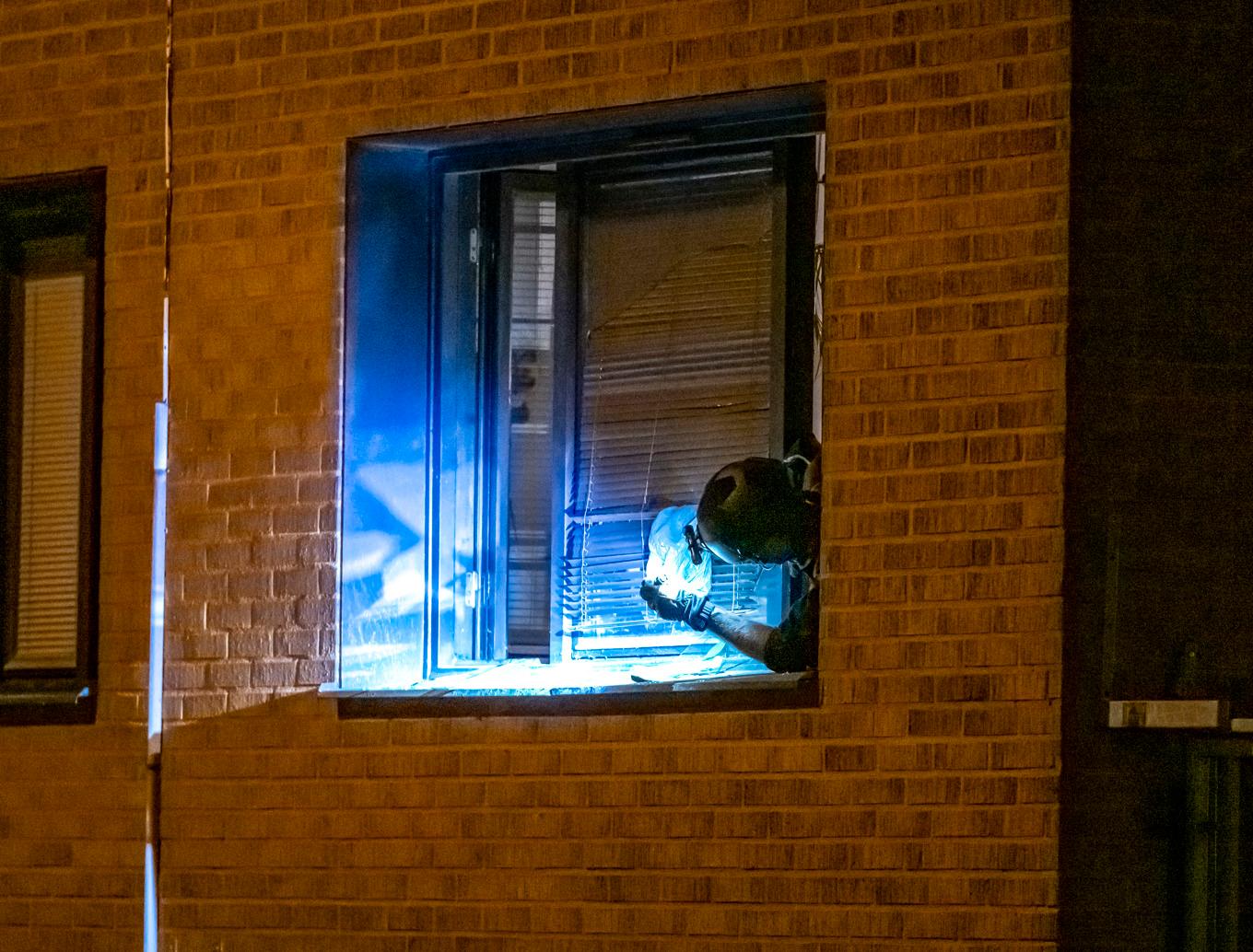 Polisens bombtekniker på plats och undersöker ett trasigt fönster på en lägenhet på i Malmö natten till tisdagen efter larm om en detonation. Foto: Johan Nilsson/TT