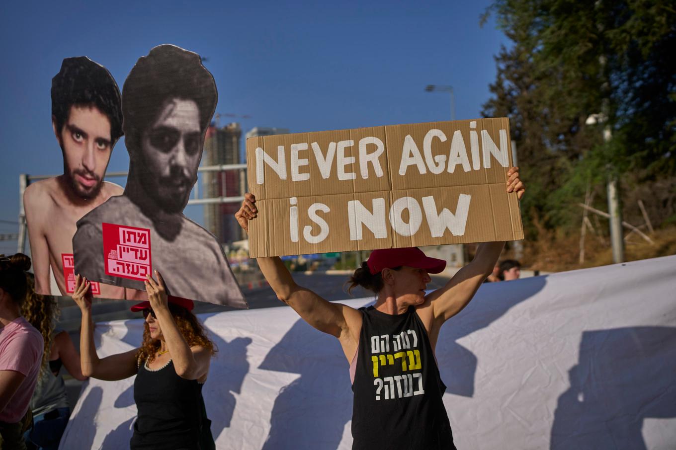 Demonstranter i Tel Aviv på tisdagen. De kräver ett krigsslut och ett avtal med Hamas som får hem gisslan. Foto: Ohad Zwigenberg/AP/TT