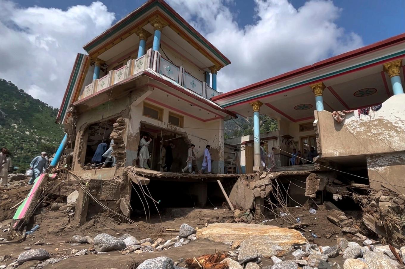 Invånare inspekterar ett skadat hus under måndagen efter en översvämning svept in över ett område i provinsen Khyber Pakhtunkhwa i Pakistan under fredagen. Foto: Mohammad Arif/AP/TT