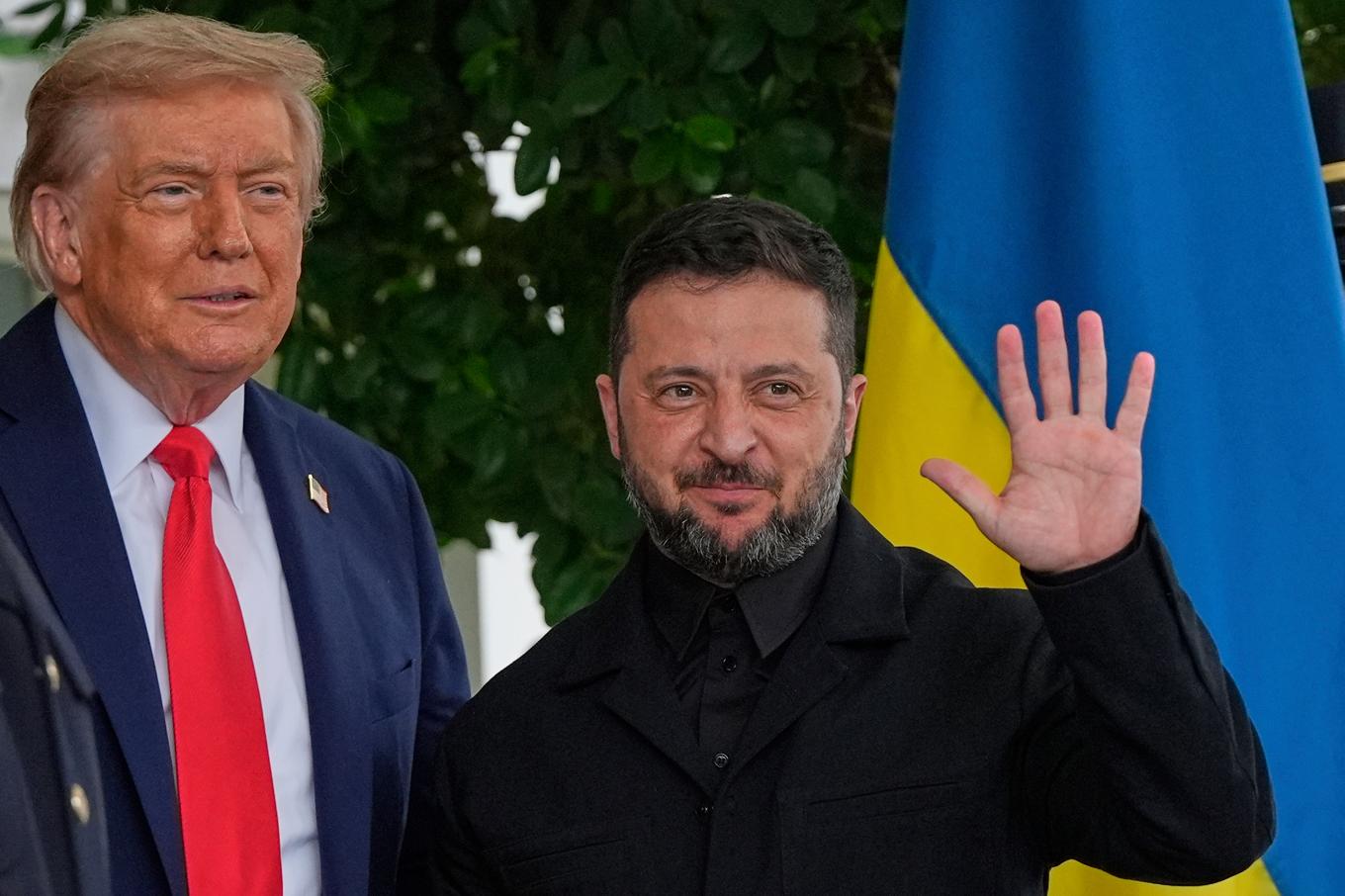 USA:s president Donald Trump och Ukrainas dito Volodymyr Zelenskyj vid Vita huset i Washington på måndagen. Foto: Julia Demaree Nikhinson/AP/TT