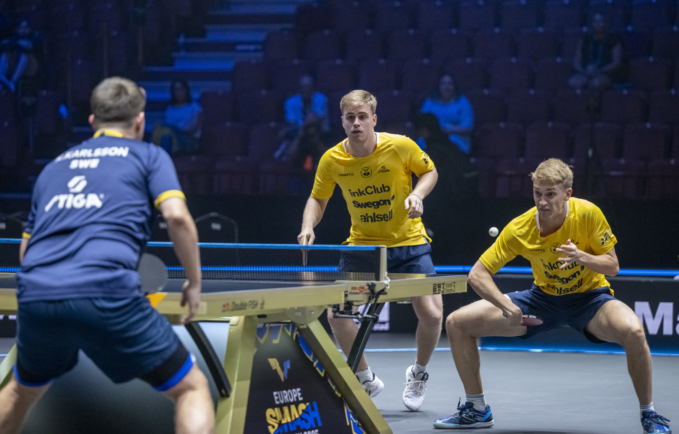 Helsvenskt dubbelmöte mellan Mattias Falck/Kristian Karlsson och Truls Möregårdh/Anton Källberg (bilden) i den första omgången av herrarnas dubbelturnering i WTT Grand Smash i Malmö Arena på tisdagen. Foto: Johan Nilsson/TT