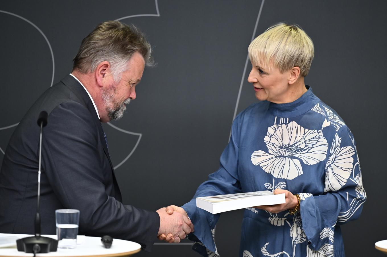 Utredaren Göran Lundahl lämnade i slutet av april över sina utredningsförslag om kvalificering för bidrag till socialförsäkringsminister Anna Tenje (M). Arkivbild. Foto: Anders Wiklund/TT