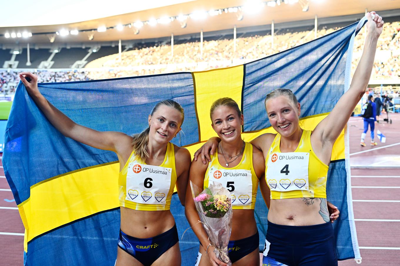 Sveriges Nora Lindahl, Julia Henriksson och Moa Hjelmer vid Finnkampen förra året. Foto: Anders Wiklund/TT