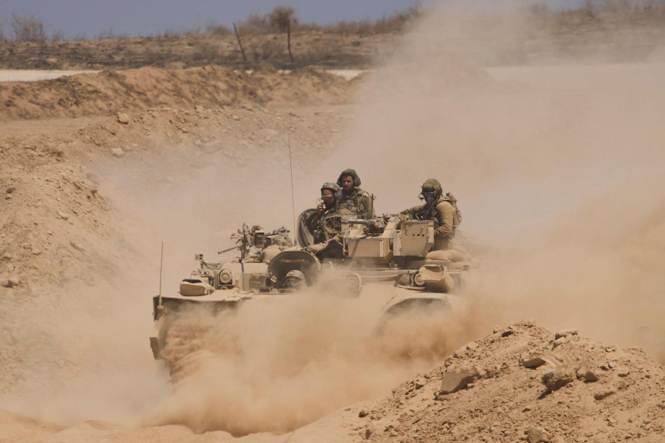 Israeliska soldater på väg från norra Gazaremsan till södra Israel i slutet av juli. Foto: Ariel Schalit/AP/TT