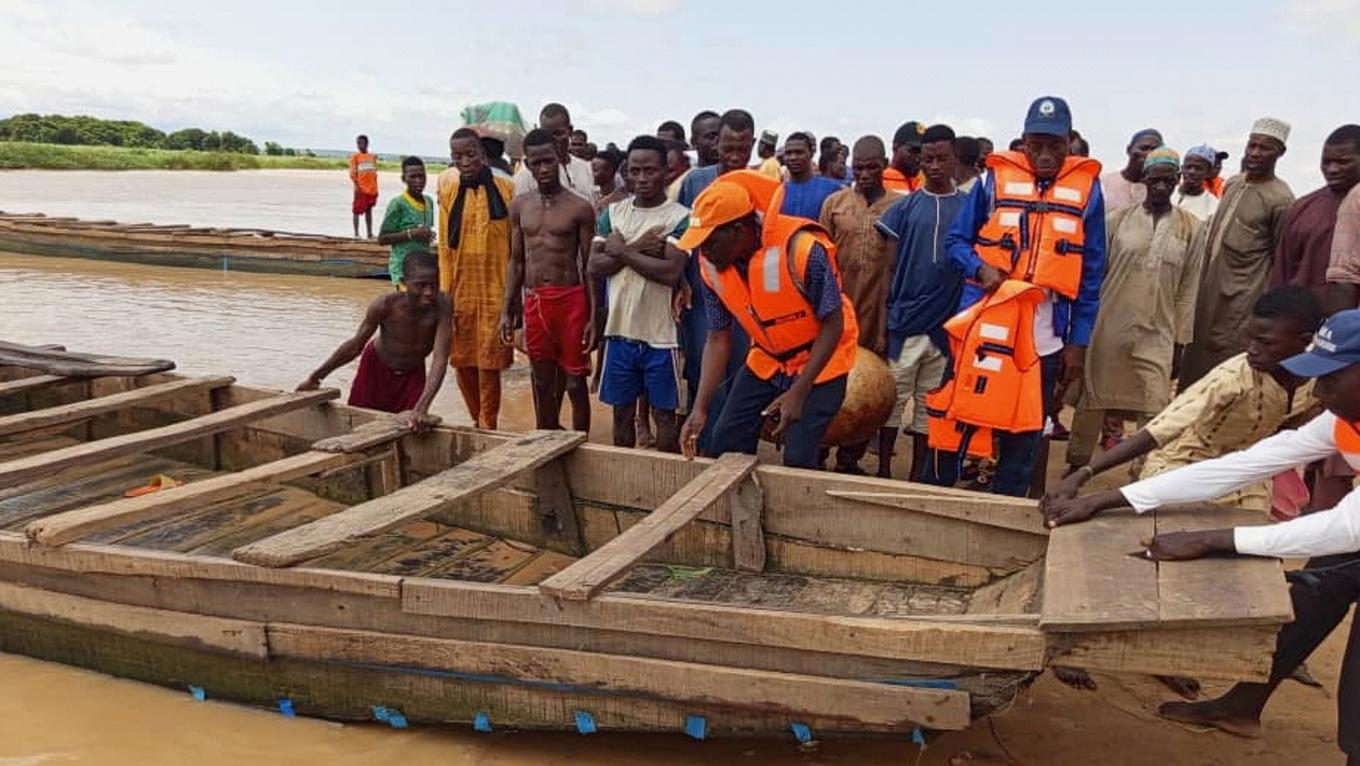 Räddningsarbetare har samlats vid olycksplatsen i Goronyo, nordvästra Nigeria. Foto: National Emergency Management Agency via AP/TT
