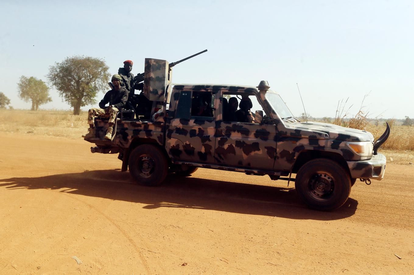 Soldater på bevakningsuppdrag efter kidnappningar i delstaten Katsina i nordvästra Nigeria. Arkivbild. Foto: Sunday Alamba/AP/TT