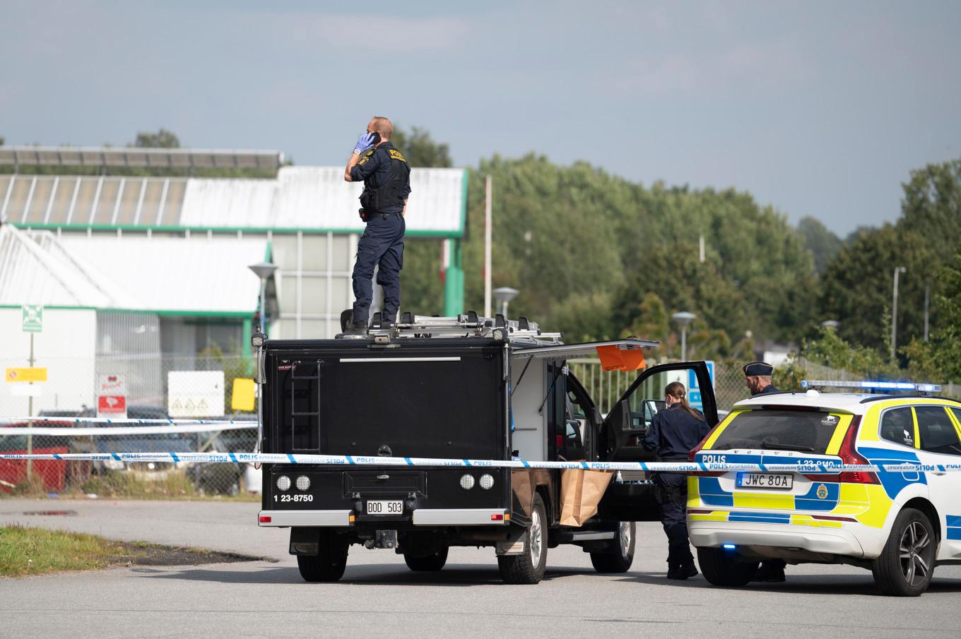 Polis på plats utanför en moské i stadsdelen Vivalla i Örebro efter skottlossningen i fredags. Foto: Filip Grönroos / TT