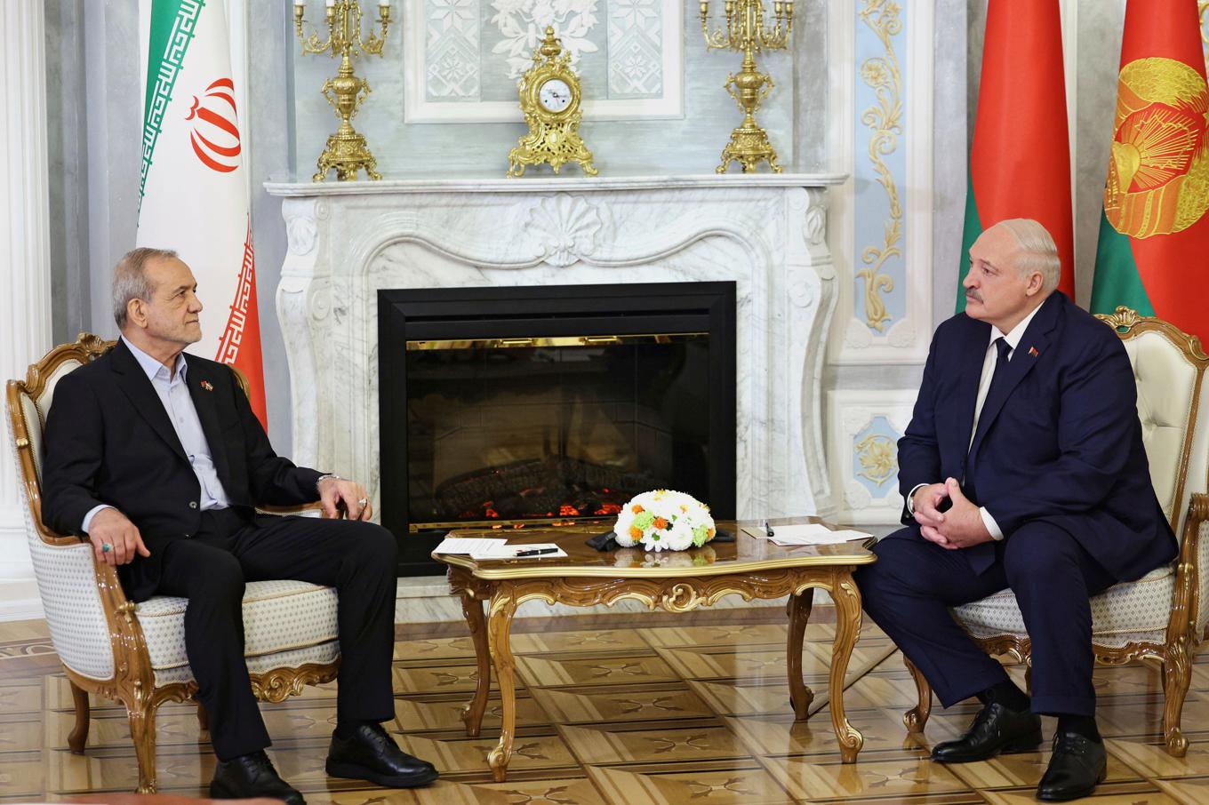 Irans president Masoud Pezeshkian och Belarus president Aleksandr Lukasjenko under deras möte i belarusiska Minsk under onsdagen. Foto: Belarusian Presidential Press Service via AP/TT