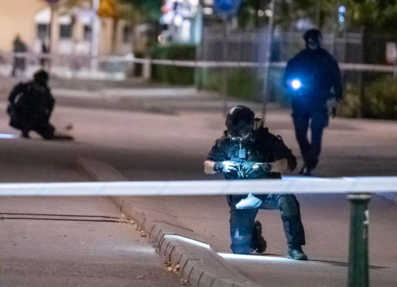 Polis och bombtekniker på plats i Malmö efter en explosion i ett trapphus. Foto: Johan Nilsson/TT
