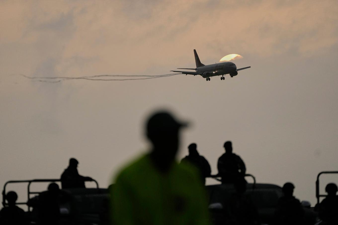 Ett plan med migranter som har deporterats av USA och är på väg till El Salvador. Arkivbild. Foto: Ariana Cubillos/AP/TT