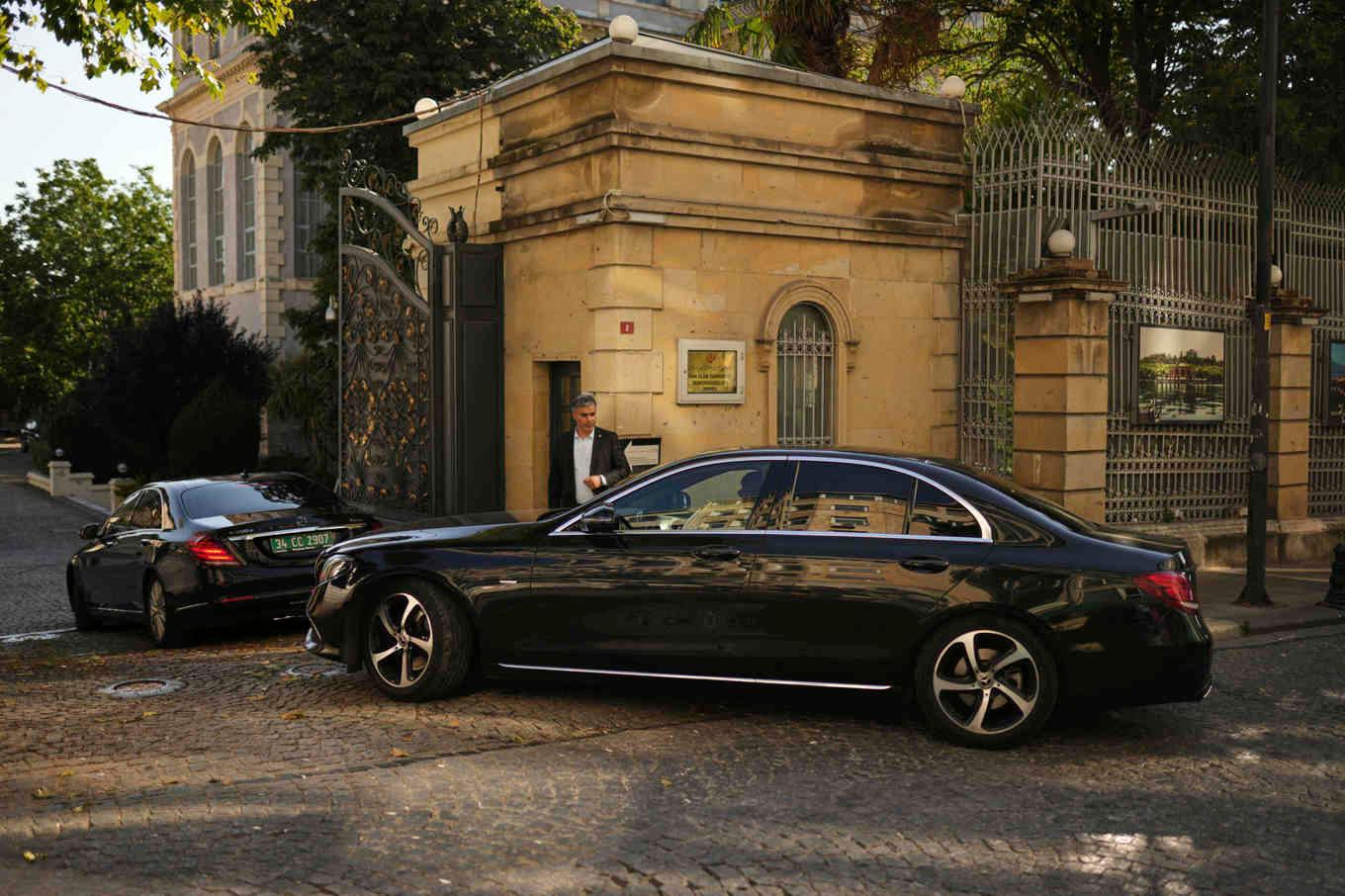Diplomatbilar kör in på Irans konsulat i Istanbul i samband med det senaste mötet den 25 juli. Foto: Francisco Seco/AP/TT