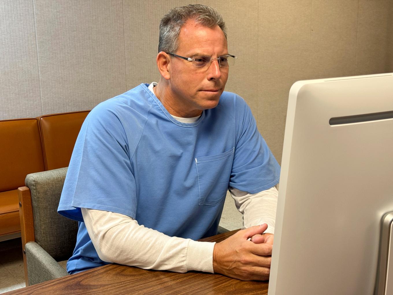 Erik Menendez under mötet med prövningsnämnden. Foto: California Department of Corrections via AP/TT