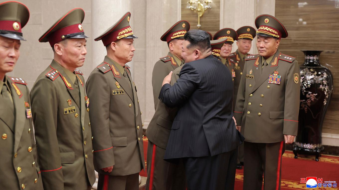 Kim Jong-Un tackar flera av de höga militärer som deltog i insatsen i Kursk på Rysslands sida. Foto: KCNA/AP