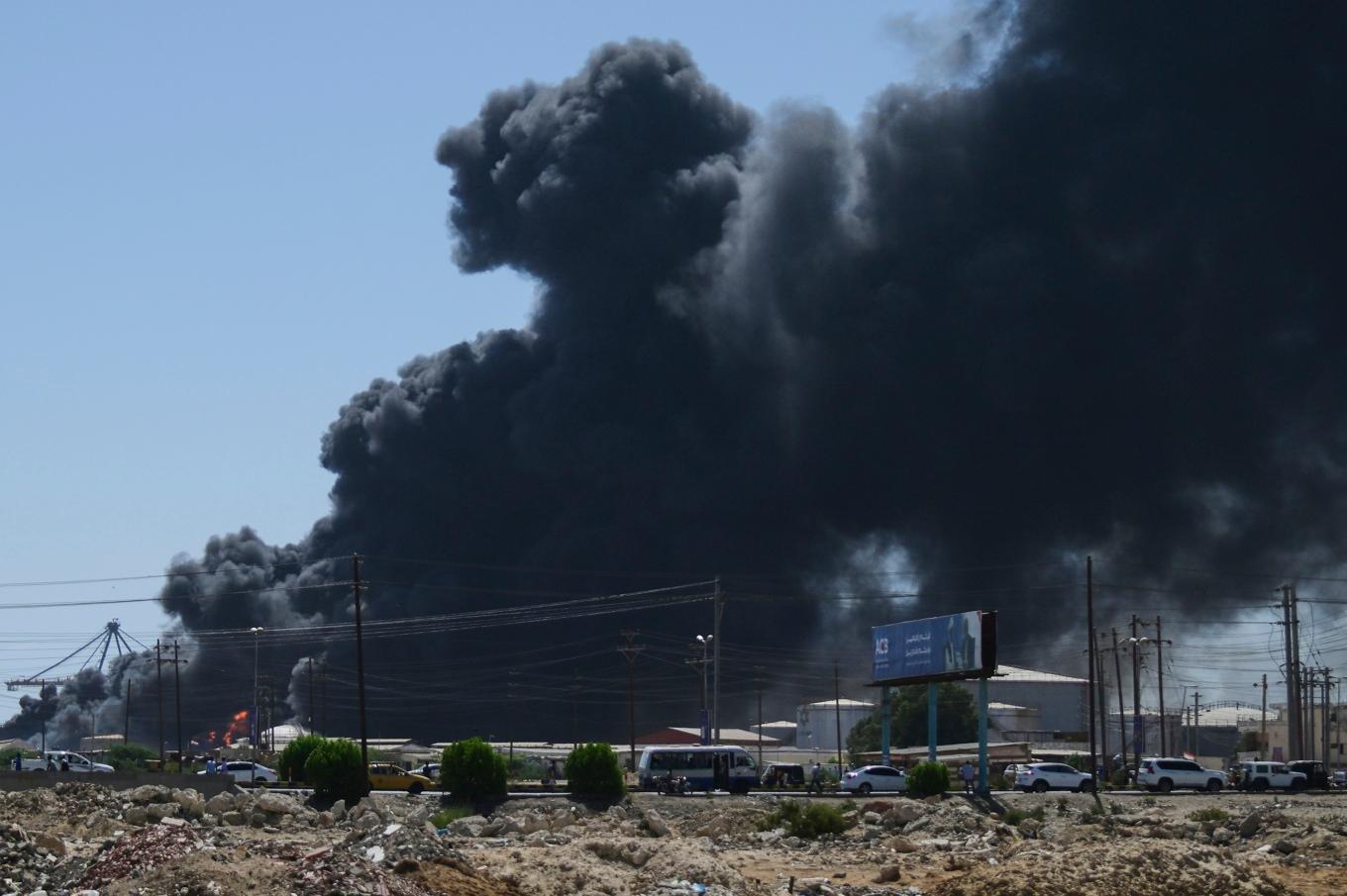 Rök stiger efter en drönarattack utförd av rebellgruppen RSF i maj 2025. Arkivbild. Foto: AP/TT