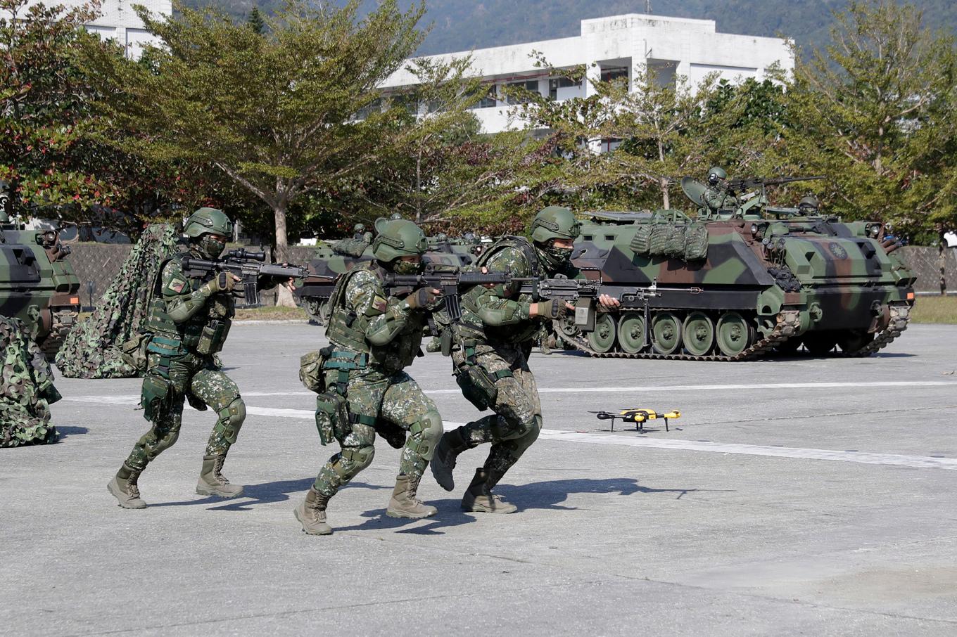Taiwanesiska soldater under en övning på den självstyrande ön. Arkivbild. Foto: ChiangYing-ying/AP/TT