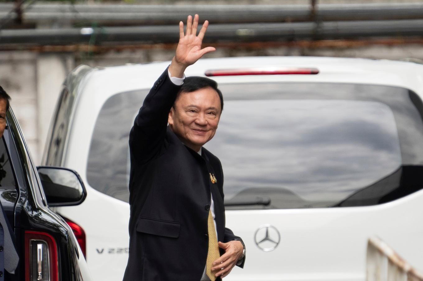 En glad Thaksin Shinawatra utanför domstolen i Bangkok. Foto: Arnun Chonmahatrakool/AP/TT