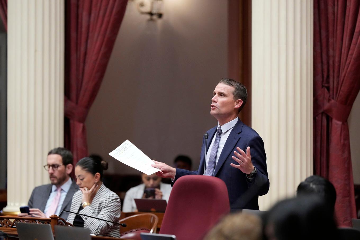 Kaliforniens demokratiske senatsledare Mike McGuire under debatten inför omröstningen i Kaliforniens senat. Foto: Godofredo A. Vásquez/AP/TT