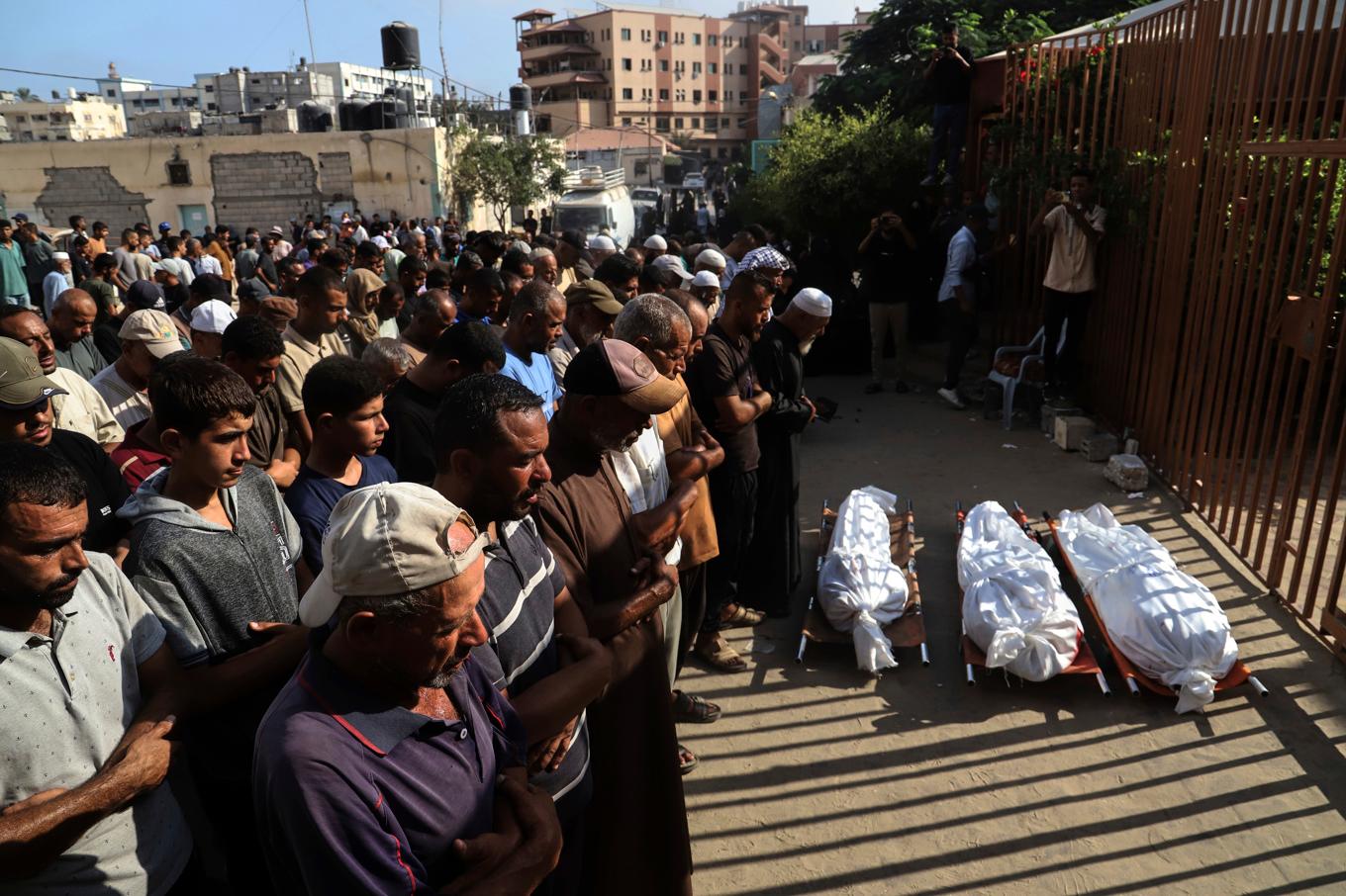 En begravning under lördagen vid Nassersjukhuset i Khan Yunis för tre personer som dödats i israeliska attacker. Foto: Mariam Dagga/AP/TT