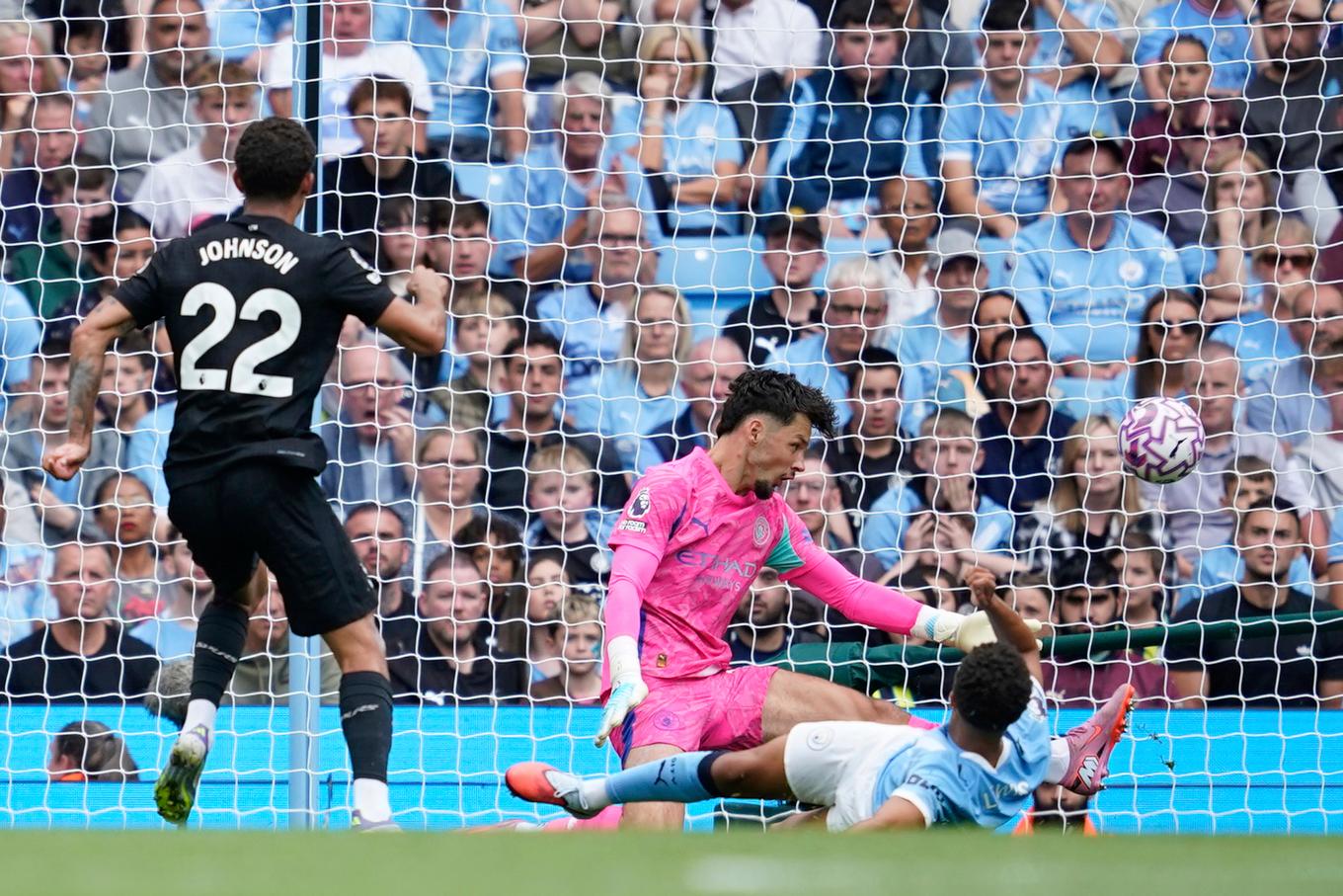 Brennan Johnson sköt 1-0 bakom James Trafford. Foto: Dave Thompson/AP/TT