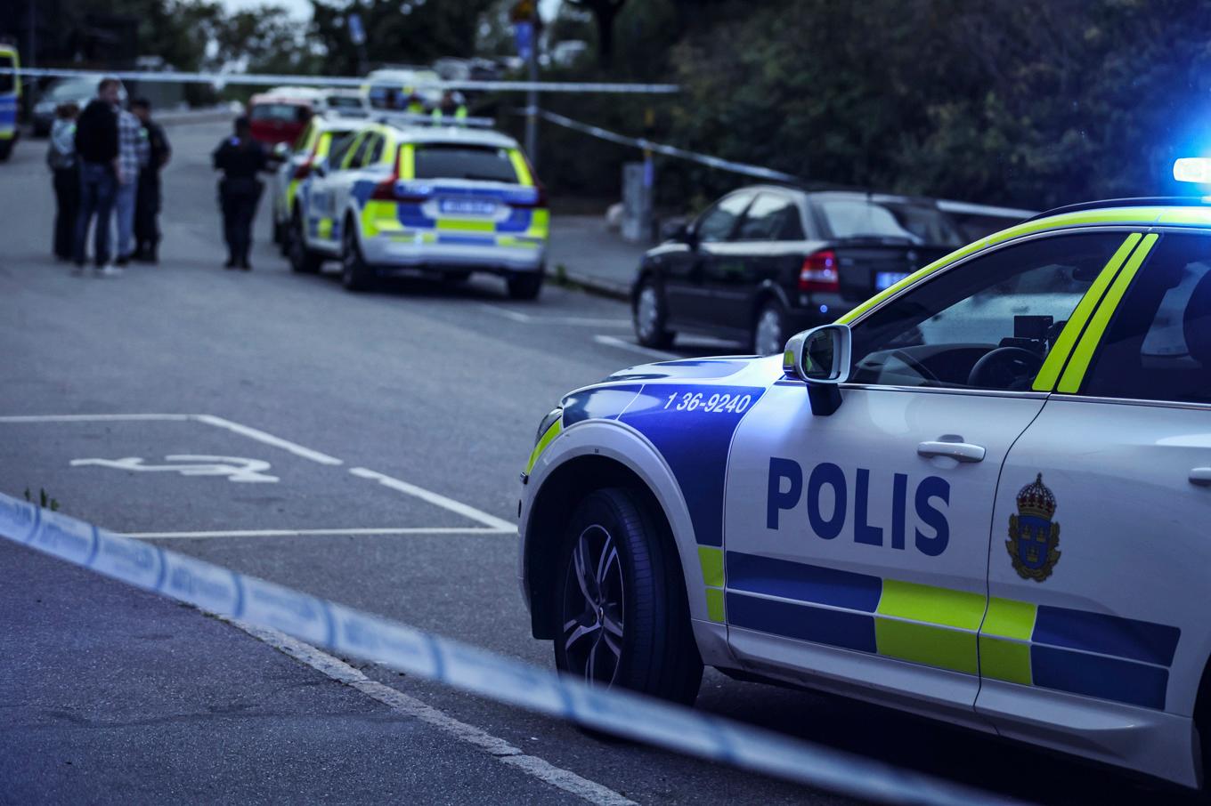 Polis på plats i Sätra där en ung man blivit skjuten utomhus. Foto: Caisa Rasmussen/TT