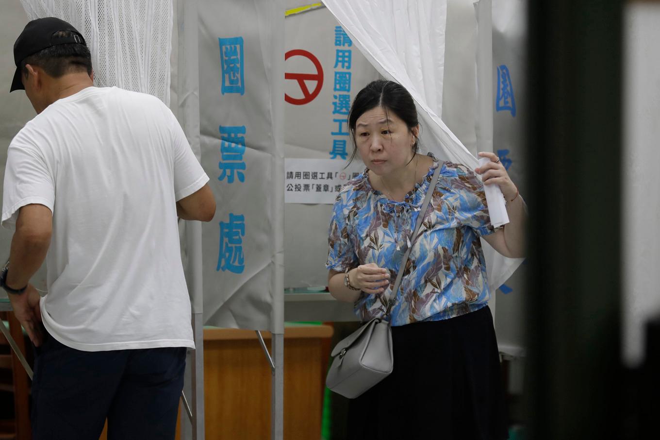 Två väljare vid valurnorna i Taipei under lördagen. Foto: Chiang Ying-ying/AP/TT