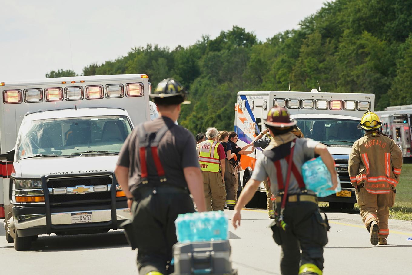 Räddningspersonal på väg till olyckan på motorvägen I 90 nära Pembroke, New York. Foto: Libby March/Buffalo News/AP/TT