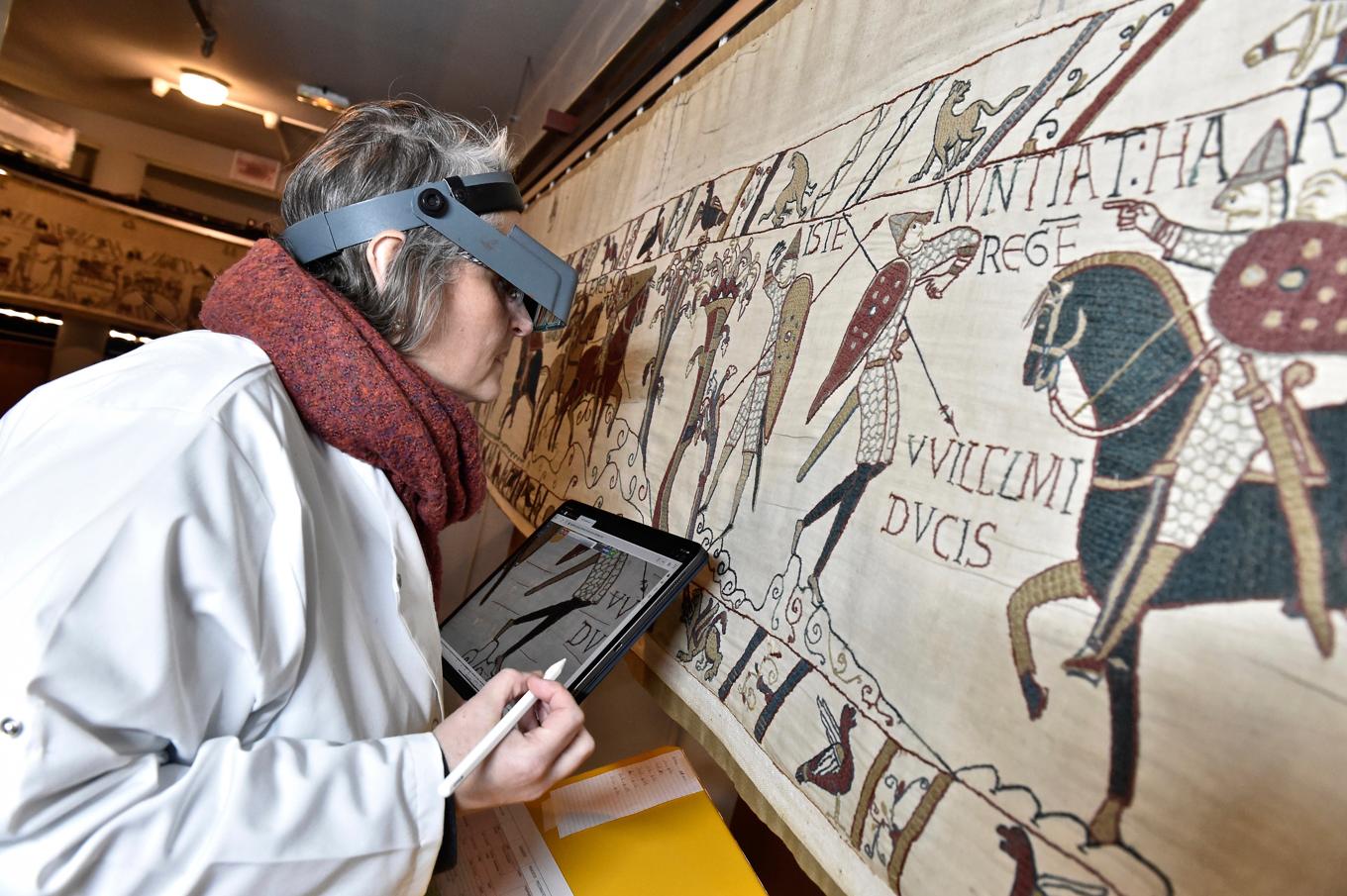 Bayeuxtapeten skildrar Vilhelm Erövrarens och normandernas erövring av England och kulminerar i det avgörande slaget vid Hastings 1066, då den engelske kungen Harald dödades. Foto: AP/TT