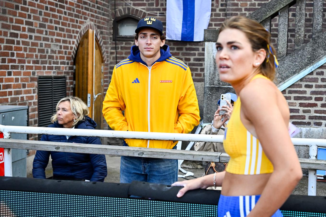 Sveriges Johanna Duplantis i damernas stavhopp coachas av sin bror Armand Duplantis, till vänster mamma Helena, under Finnkampen på Stockholms Stadion. Foto: Anders Wiklund/TT