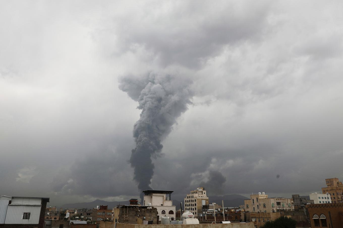 Röker stiger efter en israelisk flygattack mot Jemens huvudstad Sanaa på söndagen. Foto: Osamah Abdulrahman/AP/TT