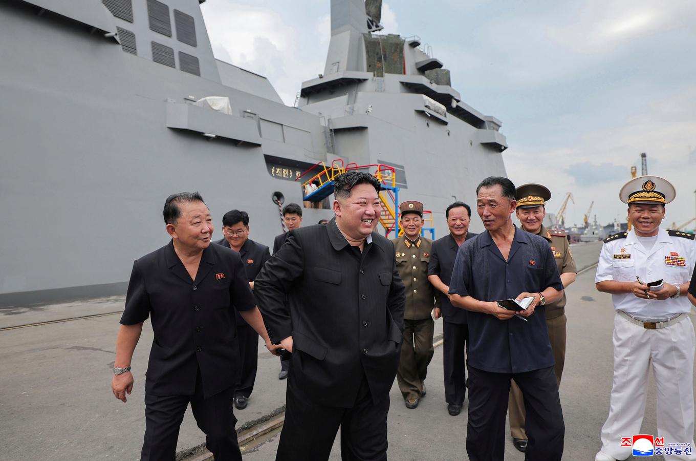Nordkoreas diktator Kim Jong-Un översåg testerna av de nya luftvärnsrobotarna. Arkivbild Foto: Korean Central News Agency/Korea News Service via AP/TT
