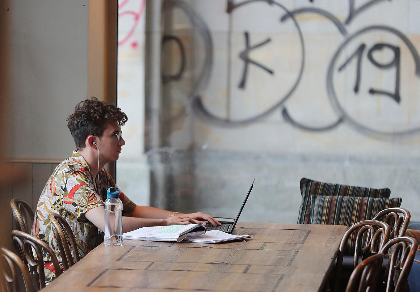 Kafékedjan Starbucks inför regler i Sydkorea om vad gäster får ta med sig om de arbetar eller studerar när de är där. Arkivbild. Foto: Czarek Sokolowski/AP/TT