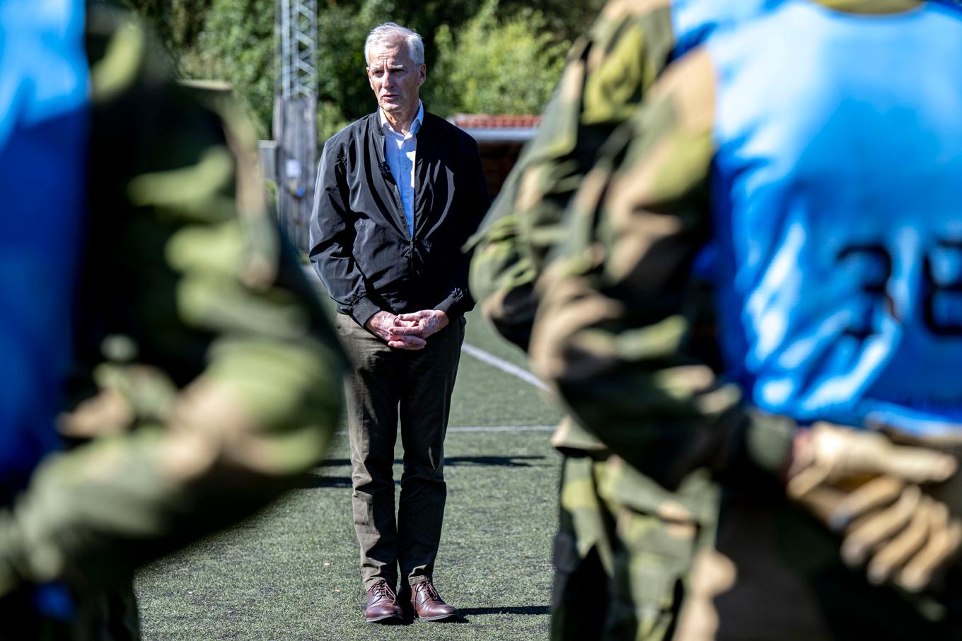 Norges statsminister Jonas Gahr Støre (Ap) besöker på lördagen ett militärläger under den pågående valkampanjen i landet. Foto: Carina Johansen/NTB/TT