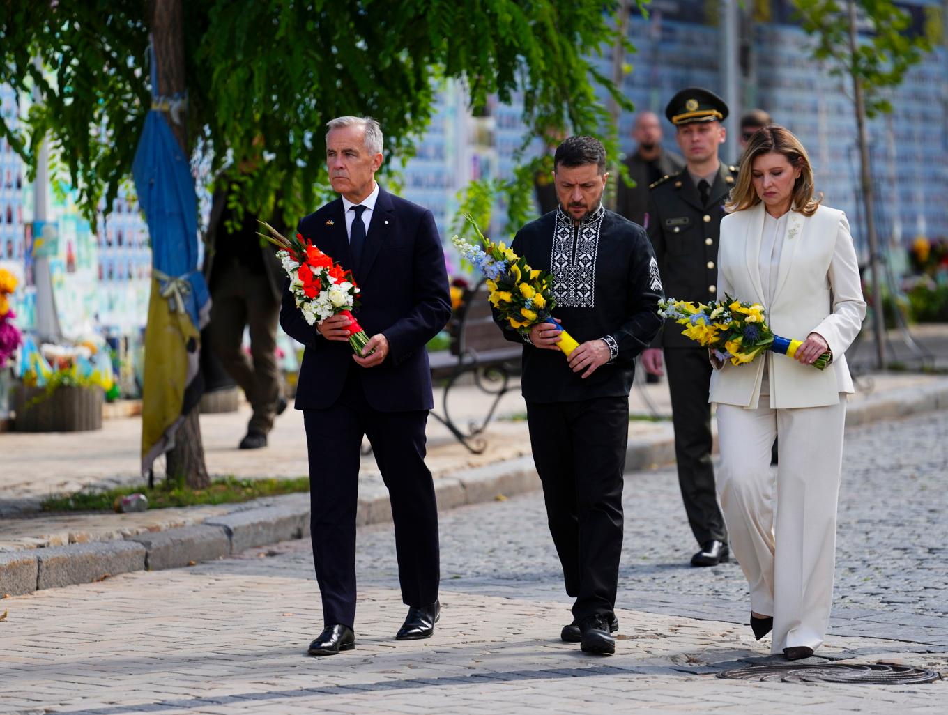 Kanadas premiärminister Mark Carney med Ukrainas president Volodymyr Zelenskyj och hans fru Olena Zelenska under en kransnedläggningsceremoni i Kiev under söndagen. Foto: Sean Kilpatrick/The Canadian Press via AP/TT