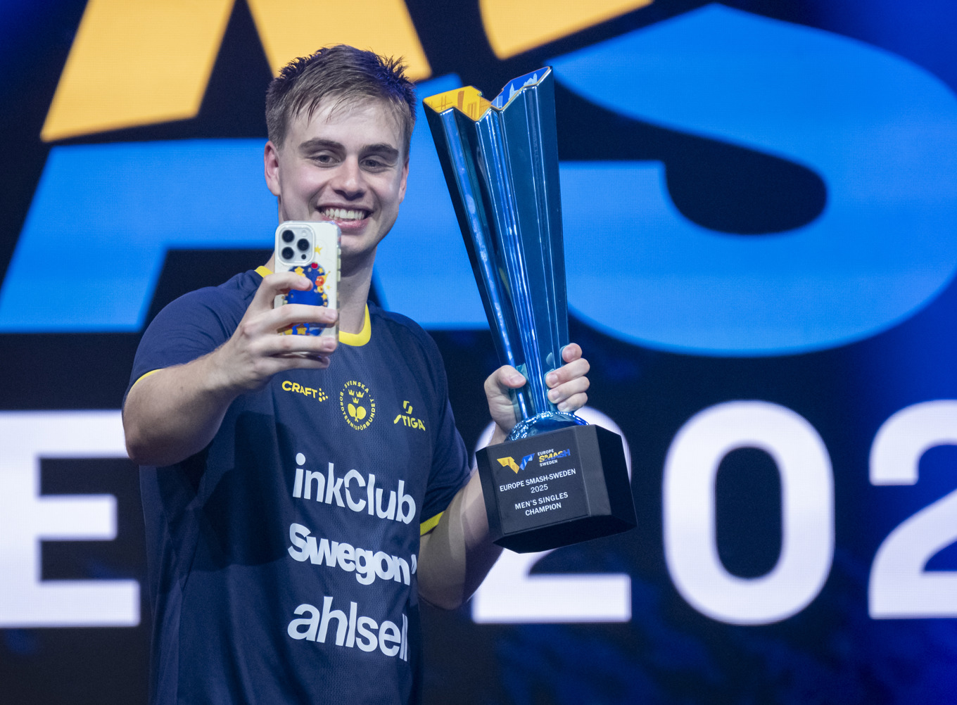 Truls Möregårdh tar en selfie med bucklan. Foto: Johan Nilsson/TT