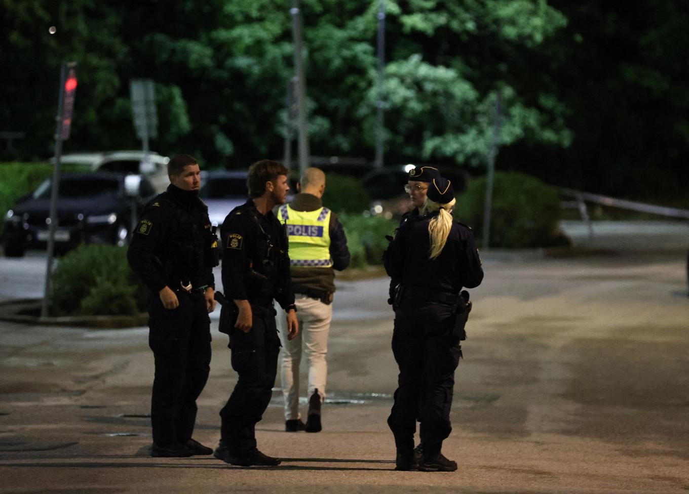 Två personer hittades natten till måndag skjutna till döds i en bil i Kallhäll i Järfälla. Polisen har  haft stora resurser på platsen och området är avspärrat. Foto: Caisa Rasmussen/TT