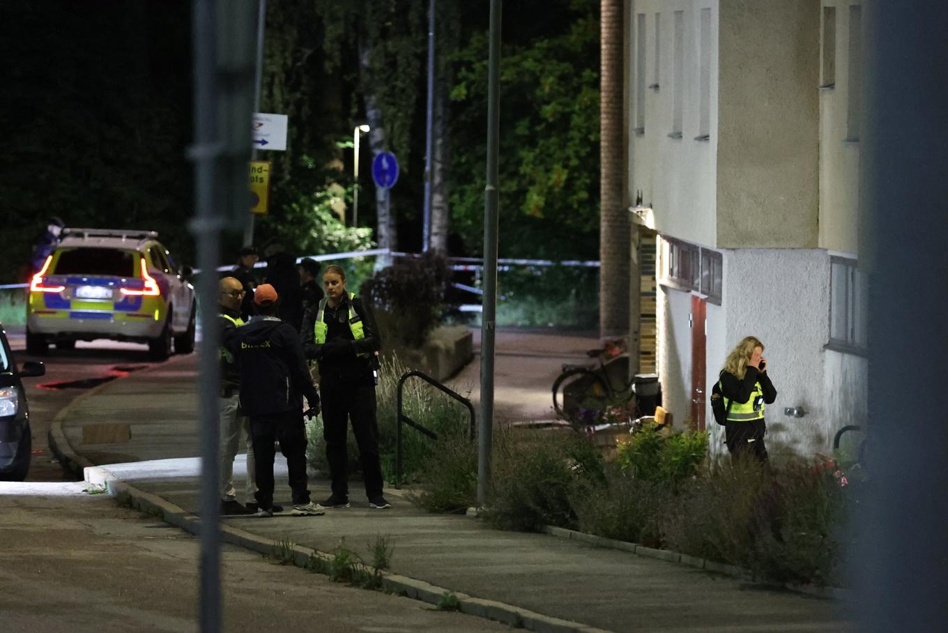 Två personer hittades natten till måndag skjutna till döds i en bil i Kallhäll i Järfälla. Polisen har stora resurser på platsen och området är avspärrat. Foto: Caisa Rasmussen/TT
