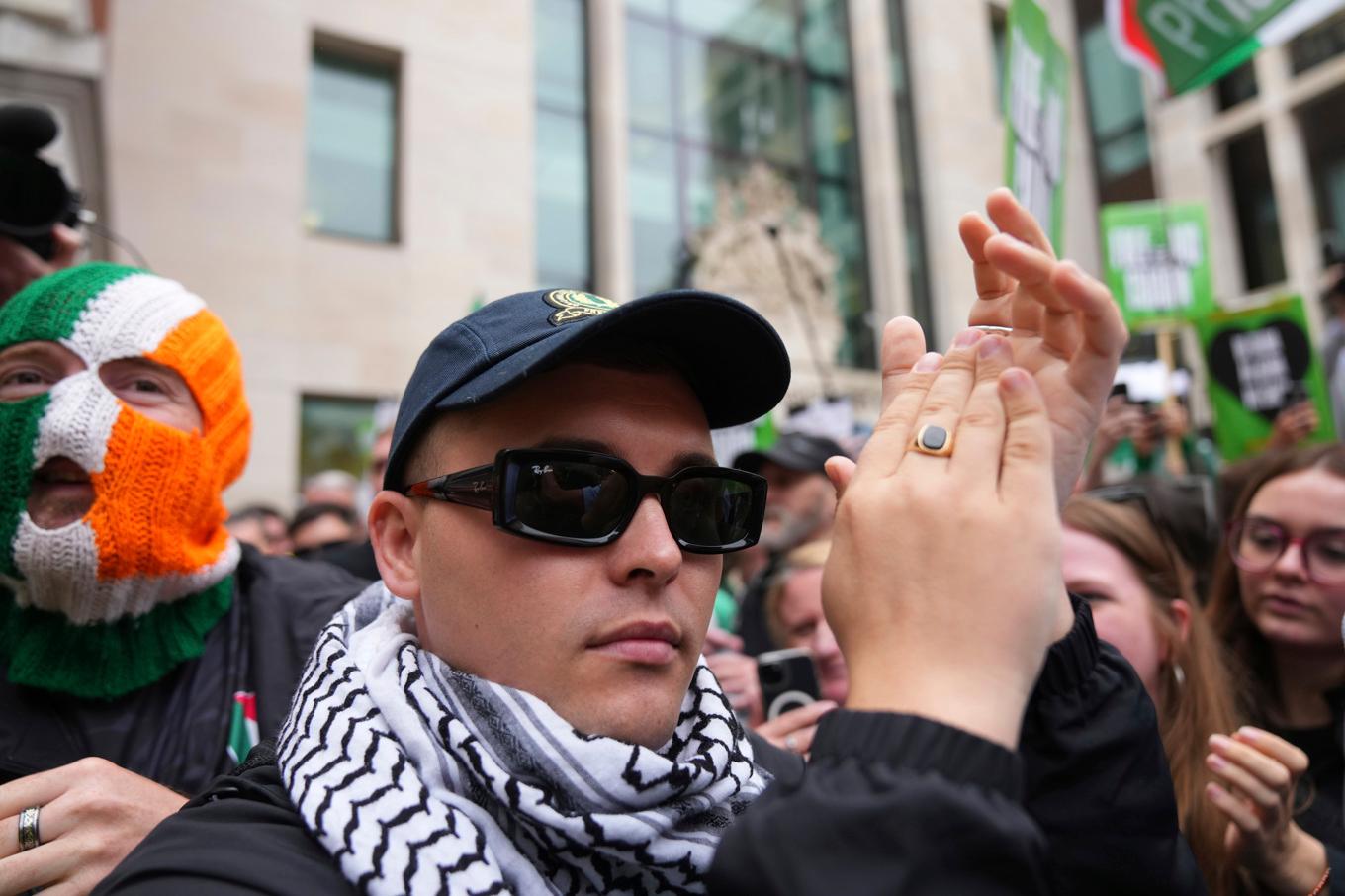 Liam O'Hanna, känd under artistnamnet Mo Chara, utanför Westminster Magistrates Court i London där han förra veckan åtalades för terrorbrott. Foto: Joanna Chan/AP/TT