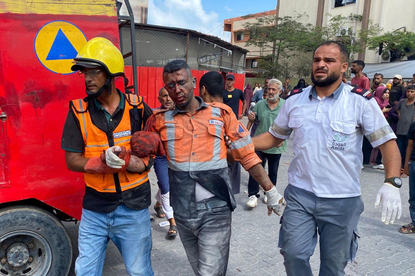 En man som skadats i Israels attack mot Nassersjukhuset förs i väg för vård. Foto: AFP/TT