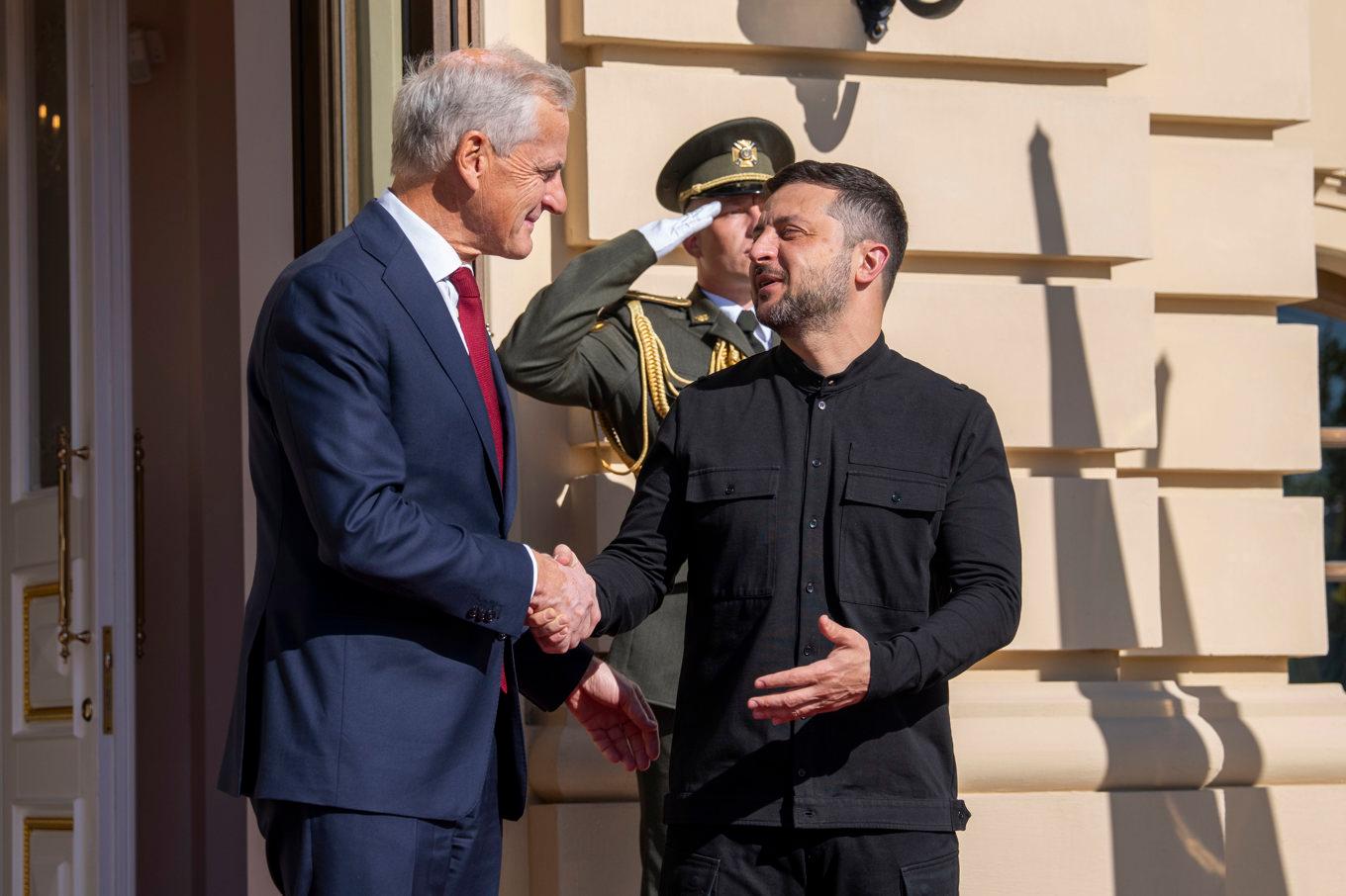 Norges statsminister Jonas Gahr Støre möter Ukrainas president Volodymyr Zelenskyj för samtal i presidentresidenset Marinskijpalatset i Kiev. Foto: Heiko Junge/NTB/TT