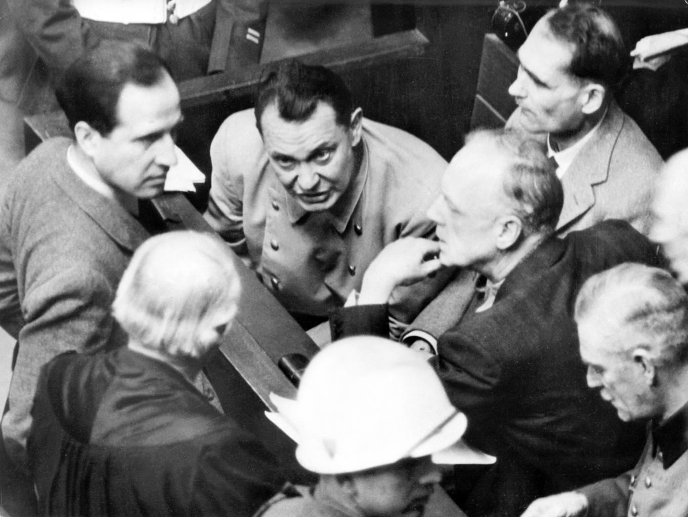 Nazisttoppen Hermann Göring, i mitten, omgärdad av bland andra Rudolf Hess och Joachim von Ribbentrop under Nürnbegrättegången 1946. Göring köpte den nu hittade tavlan för lång under marknadspris efter att den plundrats från en judisk konsthandlare. Foto: AP/TT