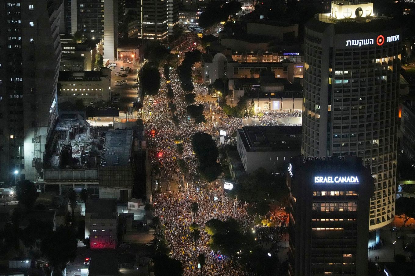 Massdemonstrationen i Tel Aviv mot den israeliska regeringen. Foto: Ohad Zwigenberg/AP/TT