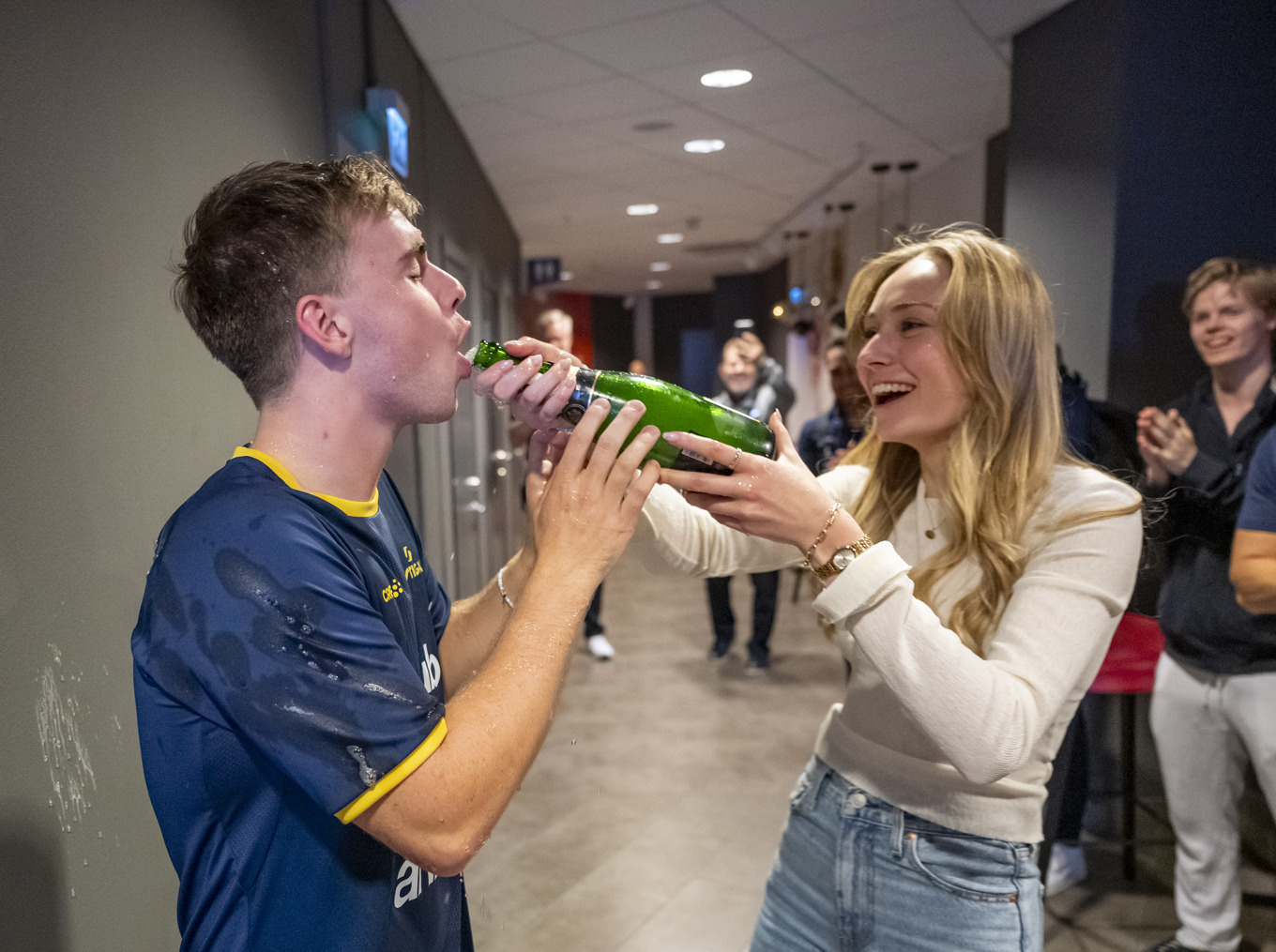 Truls Möregårdh firade segern i Europe Smash i Malmö arena med flickvännen Leah Muskantor. Festen fortsatte sedan på restaurang i Malmö och en sen natt i Köpenhamn. Foto: Johan Nilsson/TT